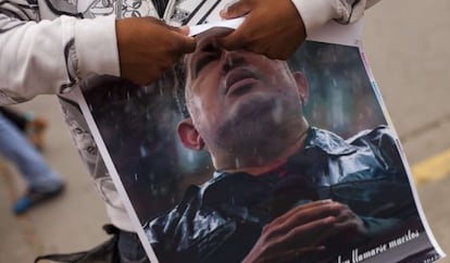 Un admirador de Hugo Chávez porta una foto del presidente venezolano.
