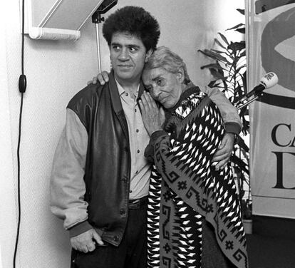 El director de cine Pedro Almodóvar con la cantante durant eun acto celebrado en la Cadena SER en el año 1993.