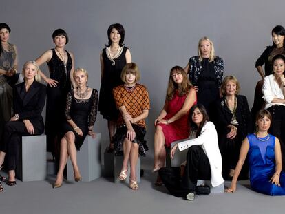 Las directoras de las 17 ediciones de la revista <i>Vogue</i>. Entre ellas Yolanda Sacristán (España) y Anna Wintour (EE UU), primera y octava por la izquierda respectivamente.