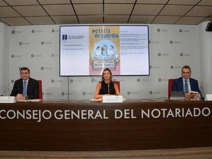 De izquierda a derecha, José Ángel Martínez Sanchiz, presidente del Notariado; Sofía Puente, directora general de Seguridad Jurídica y Fe Pública y Javier Ronda, coautor del libro.