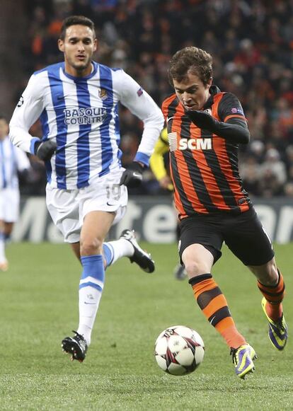 Cadamuro persigue al jugador del Shakhtar Bernard.