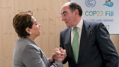 Patricia Espinosa, secretaria ejecutiva de la Convención Marco de las Naciones Unidas sobre Cambio Climático (CMNUCC), y el presidente de Iberdrola, Ignacio Sánchez Galán, en la Cumbre del Clima de Bonn.