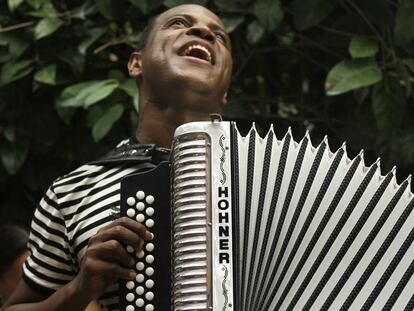 Omar Geles toca el acordión en Valledupar, en 2007.