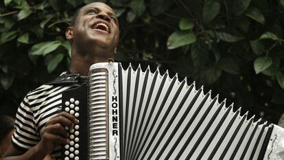 Omar Geles toca el acordeón en Valledupar, en 2007. 