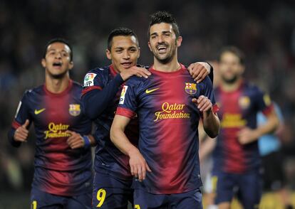 Villa celebra con Alexis Sánchez su gol.