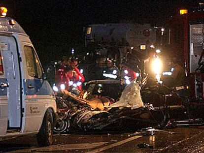 Las víctimas son tres hombres y dos mujeres, todos ocupantes del coche, mientras que el conductor del camión ha salido ileso.