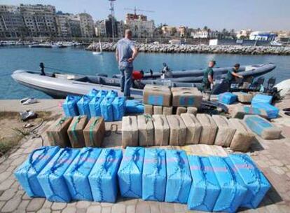 Lancha interceptada ayer en Ceuta con 3,5 toneladas de hachís.