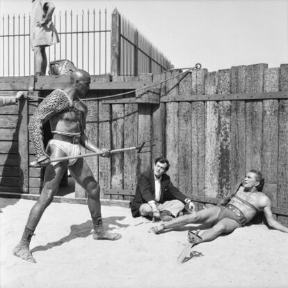 Kirk Douglas, derecha, rueda a las órdenes de Stanley Kubrick la secuencia de la pelea de 'Espartaco' con Draba (Woody Strode, de pie).