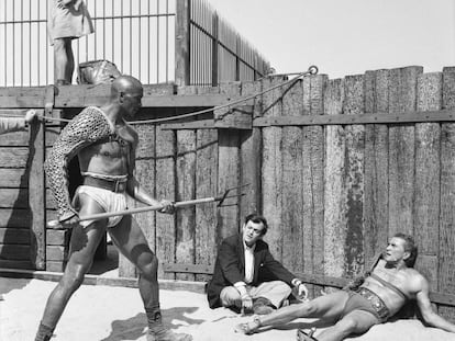 Kirk Douglas, derecha, rueda a las órdenes de Stanley Kubrick la secuencia de la pelea de 'Espartaco' con Draba (Woody Strode, de pie).