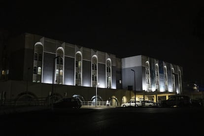 Vista general del Hospital Universitario Rafic Hariri, el centro de salud público más grande de Líbano, que solo cuenta con dos horas de suministro eléctrico al día por parte de la empresa de la red estatal. El resto del tiempo, sus instalaciones se alimentan con generadores. 