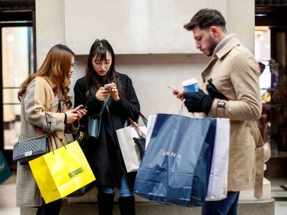 Usuarios envían mensajes a través de sus teléfonos móviles.