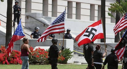 Miembros de la extrema derecha porta una bandera nazi en los disturbios de Charlottesville, Virginia.