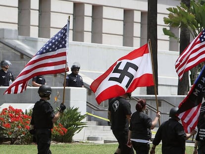 Miembros de la extrema derecha porta una bandera nazi en los disturbios de Charlottesville, Virginia, en septiembre de 2019.