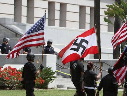 Miembros de la extrema derecha porta una bandera nazi en los disturbios de Charlottesville, Virginia.