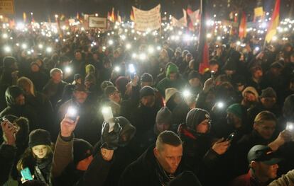 Seguidores de Pegida sostienen sus móviles al finalizar su manifestación de esta semana en Dresde.
