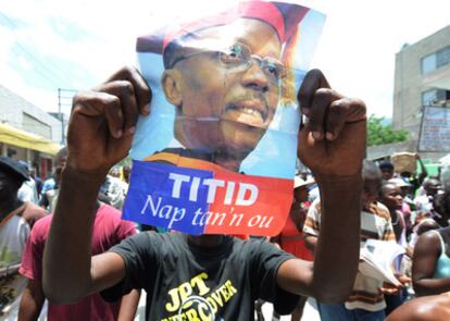 Un haitiano pide la vuelta del expresidente Jean Bertrand Aristide, el pasado mes de mayo.