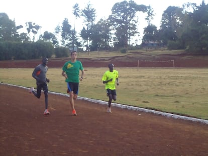 De toda su experiencia en Kenia, Casado se queda con el compañerismo de los atletas junto a los que se entrenaba. "Si un día lo pasabas mal, ellos se frenaban y te esperaban. Siempre tenían una sonrisa para animarte y su apoyo nos ha venido genial para poder mejorar".