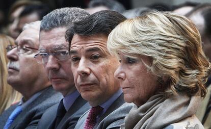 28 de febrero de 2013. De izquierda a derecha, los cuatro presidentes de la Comunidad de Madrid, Joaqu&iacute;n Leguina, Alberto Ruiz-Gallard&oacute;n, Ignacio Gonz&aacute;lez y Esperanza Aguirre, fotografiados durante la conmemoraci&oacute;n del 30&ordm; aniversario del Estatuto de Madrid en la Real Casa de Correos, en la Puerta del Sol, Madrid. 