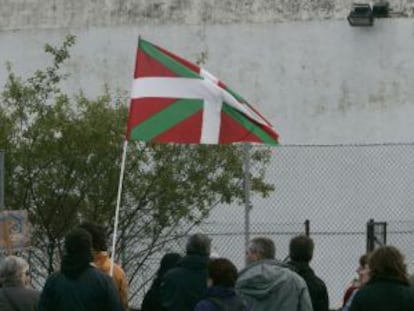 Familiares de los presos de ETA, frente a la c&aacute;rcel de San Sebasti&aacute;n, en 2007.