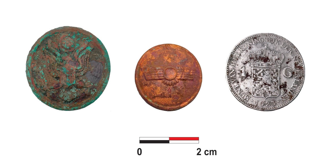 Izquierda, botón militar norteamericano. Centro, botón del Ejército del Aire republicano. Derecha, moneda holandesa de 1 florín de plata (1923).  Foto: Proyecto arqueológico Campo de concentración de Albatera.