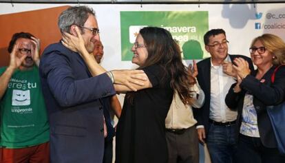 Jordi Sebasti&agrave; es felicitado por M&ograve;nica Oltra en la fiesta de Comprom&iacute;s tras confirmarse el esca&ntilde;o logrado por Primavera Europea.