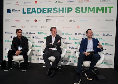 Los socios de Stoneshield, Juan Pepa (izquierda) y Felipe Morenés, flanquean a Juan Velayos, presidente de The District, ayer en Barcelona.