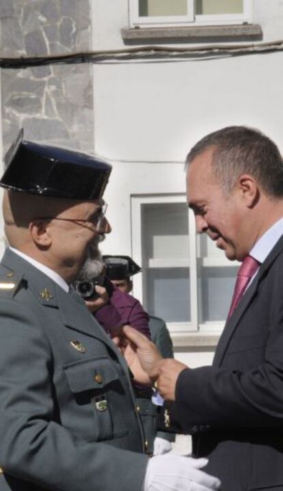 Varela Agrelo, con un guardia civil en octubre pasado. 