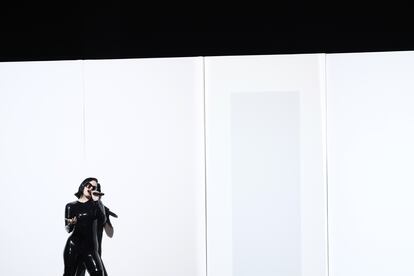 Rosalía durante su presentación en la ceremonia de entrega de los premio Grammy Latinos, este jueves.