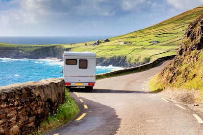 Una autocaravana recorre la pennsula de Dingle, parte de la Wild Atlantic Way (Irlanda).