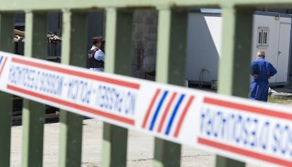 Una fàbrica precintada per un assassinat.
