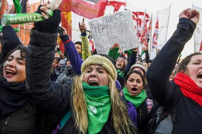 Jóvenes a favor del aborto legal frente al Congreso argentino, el 14 de junio de 2018.