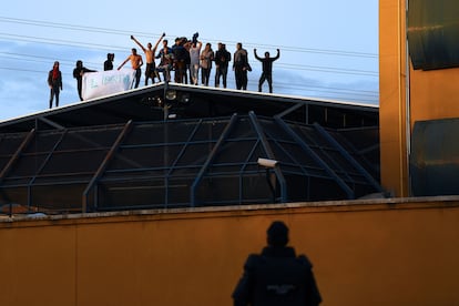 Un policía vigila una protesta en el Centro de Internamiento de Extranjeros de Aluche en 2021, en Madrid