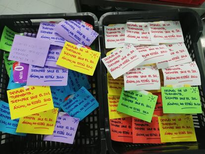 La notas que enviaba el equipo de cocina estaban manuscritas por los pinches. Las pegaban en los yogures de la cena para ahorrar trabajo a las enfermeras. Se lo agradecían también sus compañeros sanitarios. "Nos sentimos muy reconocidos", dice la coordinadora de gobernantas Antonia Muriel.