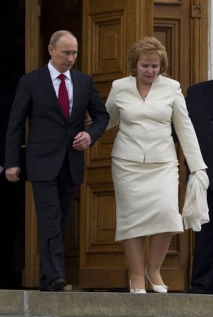Putin y su esposa salen de la catedral el pasado 7 de mayo, tras la bendición del acto de investidura.