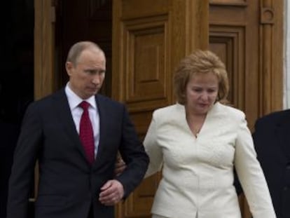 Putin y su esposa salen de la catedral el pasado 7 de mayo, tras la bendición del acto de investidura.