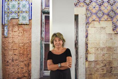 Leonor Sa, 59 años, comisaria del museo de la policía judicial y responsable del proyecto SOS Azulejo, plantea una foto en la sede de la policía judicial en Lisboa.
