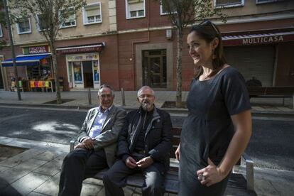 Laura de Andrés, l'advocat del cas José Molina (e) i el president de l'associació de veïns, Antonio Silva (c), al carrer Cadí aquesta setmana.