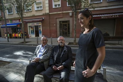 Laura de Andrés, l'advocat del cas José Molina (e) i el president de l'associació de veïns, Antonio Silva (c), al carrer Cadí aquesta setmana.