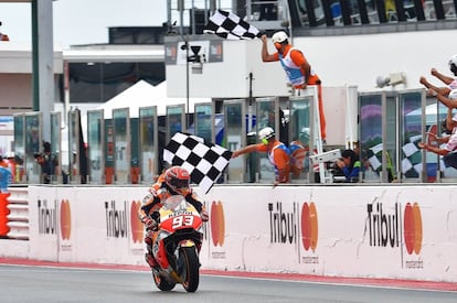 El piloto español Marc Márquez cruza la línea de meta como ganador del Gran Premio de San Marino.