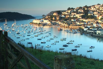 El pueblo se asienta en torno a una colina que se asoma a la ría de Salcombe, y se ha convertido en uno de los destinos familiares con mayor auge en el sur de Inglaterra. Declarada Sitio Marino de Interés Científico Especial, la zona ofrece muchas posibilidades para actividades acuáticas, como surf, paddle board o piragüismo. Rodeada de acantilados pertenecientes al Sendero de la Costa Sudoeste, Salcombe es un punto de encuentro para senderistas.