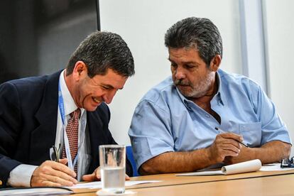 El general Javier Perez Aquino, responsable de los Observadores Internacionales de la Misión de la ONU y el comandante Calarcá, de las FARC.