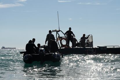 Militares españoles y ucranianos entrenando el desactivado de minas subacuáticas el 22 de noviembre en Cartagena (Murcia).