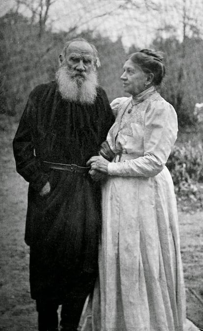 Sofía Tolstoia, mujer de León Tolstói. 

Sofia Andréievna Behrs (Tolstaia después de nupcias) se casó con Tolstói a los 18 años. Cuando León Tolstói escribió en 1859 que el matrimonio consistía en un supuesto equilibrio de generosidades («tú sacrificas y yo sacrifico», apuntó en La felicidad conyugal) poco imaginaba que sería su propia mujer la que le leyese la cartilla en esto de idealizar esa entrega entre iguales. ¿Quién sacrifica qué? ¿Qué da uno a cambio cuando tu otra mitad te hace la cena para que puedas concentrarte dando forma a Anna Karenina, mientras también cuida de tu finca, lleva las finanzas, lee y revisa tus textos (¡copió hasta siete veces Guerra y Paz!) y cuida de tus ¡trece! hijos en común? Pues posiblemente te encuentres unas décadas después con que esa sacrificada escribe una novela ‘de ficción’ indignada y poniéndote a caldo. Eso es, precisamente, lo que le pasó a Tolstói con la suya.