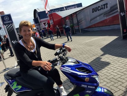 Mar&iacute;a Guerrero, madre de Jorge Lorenzo, a las puertas del hospitality de Yamaha en el circuito de Assen.