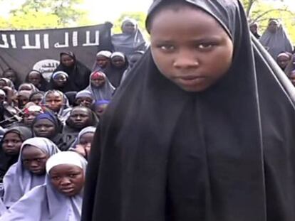 Fotograma del vídeo de les nenes segrestades, difós el maig passat per Boko Haram.