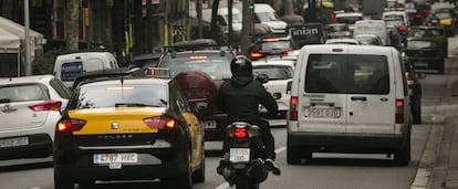 Tráfico de coches y motos en la calle de Aragón de Barcelona en una imagen de archivo.