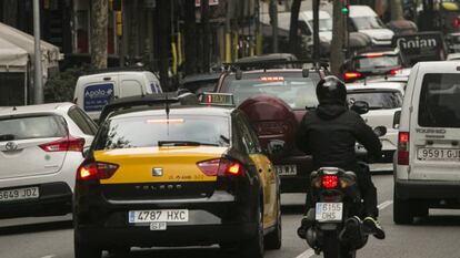 Tráfico de coches y motos en la calle de Aragón de Barcelona en una imagen de archivo.