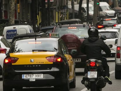 Tráfico de coches y motos en la calle de Aragón de Barcelona en una imagen de archivo.