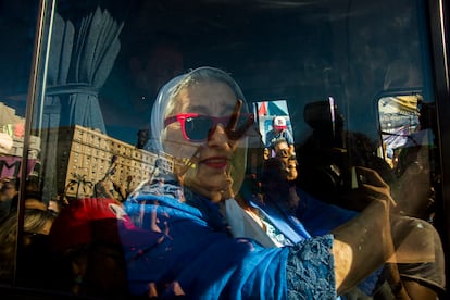 Hebe de Bonafini asiste a una marcha de mujeres rumbo al Congreso Argentino, en Buenos Aires.