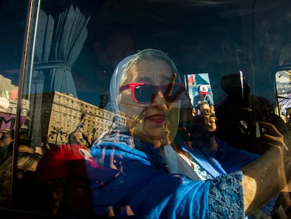 Hebe de Bonafini asiste a una marcha de mujeres rumbo al Congreso Argentino, en Buenos Aires.